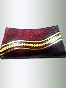 Shimmering red clutch purse is nicely designed with golden metal chain and flower beads with diamonds. It cool and gives a modern look. This purse used in parties. Slight Color variations are possible due to differing screen and photograph resolutions.