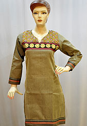 Traditional patterned used on this kurti is nice. Plain Cotton kurti has beautiful traditional touched artwork embroidery on neckline done with dhaga and mirror with zari border on bottom and sleeves. This kurti color is beige. It’s a casual wear drape. Slight Color variations are possible due to differing screen and photograph resolutions.